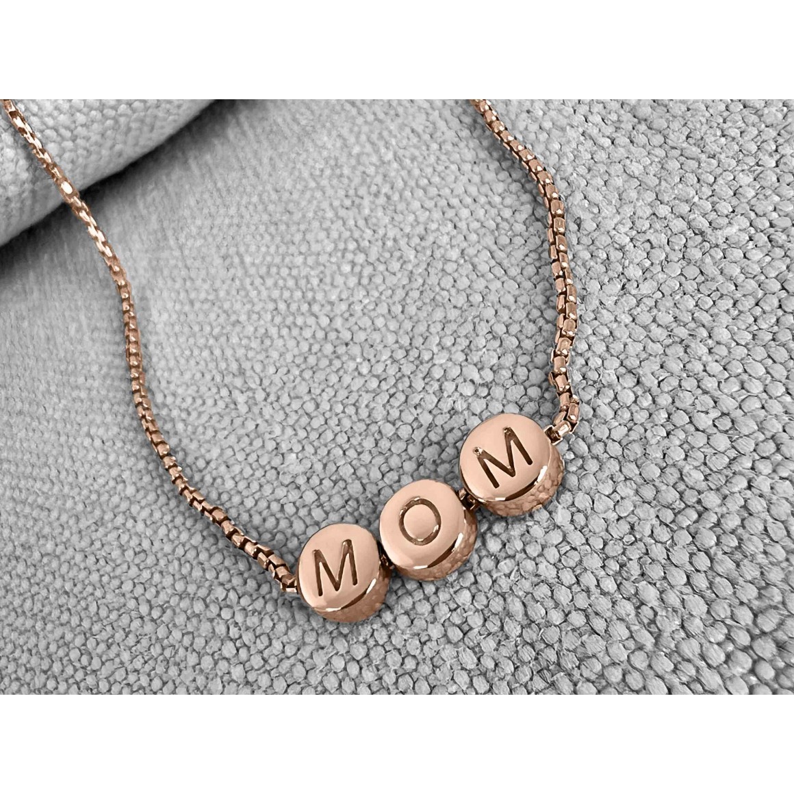 Teilansicht strawberry & cream Letter Halskette mit drei Perlen MOM auf Venzianerkette in Roségold