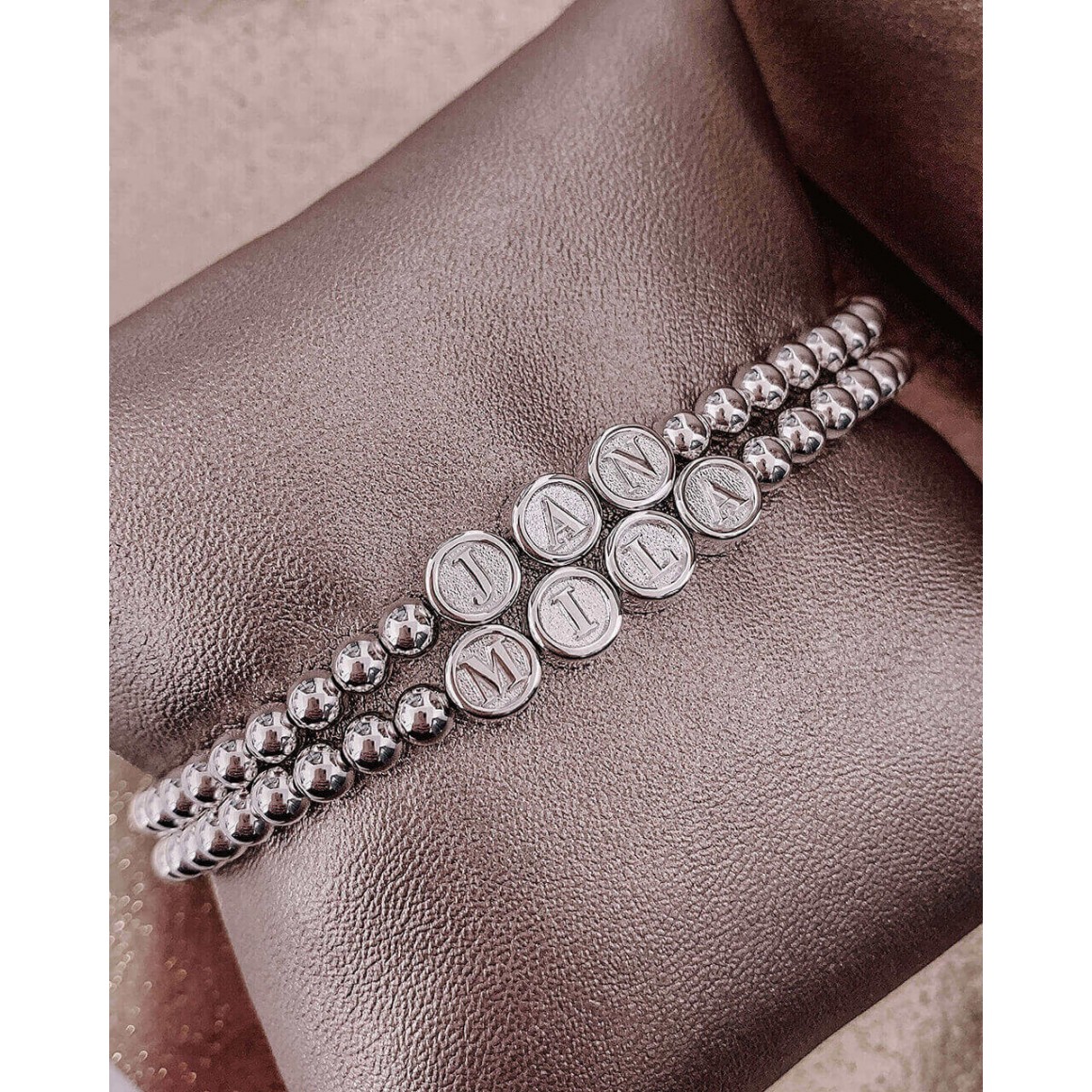 strawberry & cream Signature 3 Armbänder aus Silber auf einem  Lederkissen mit Namen aus Buchstabenperlen personalisiert