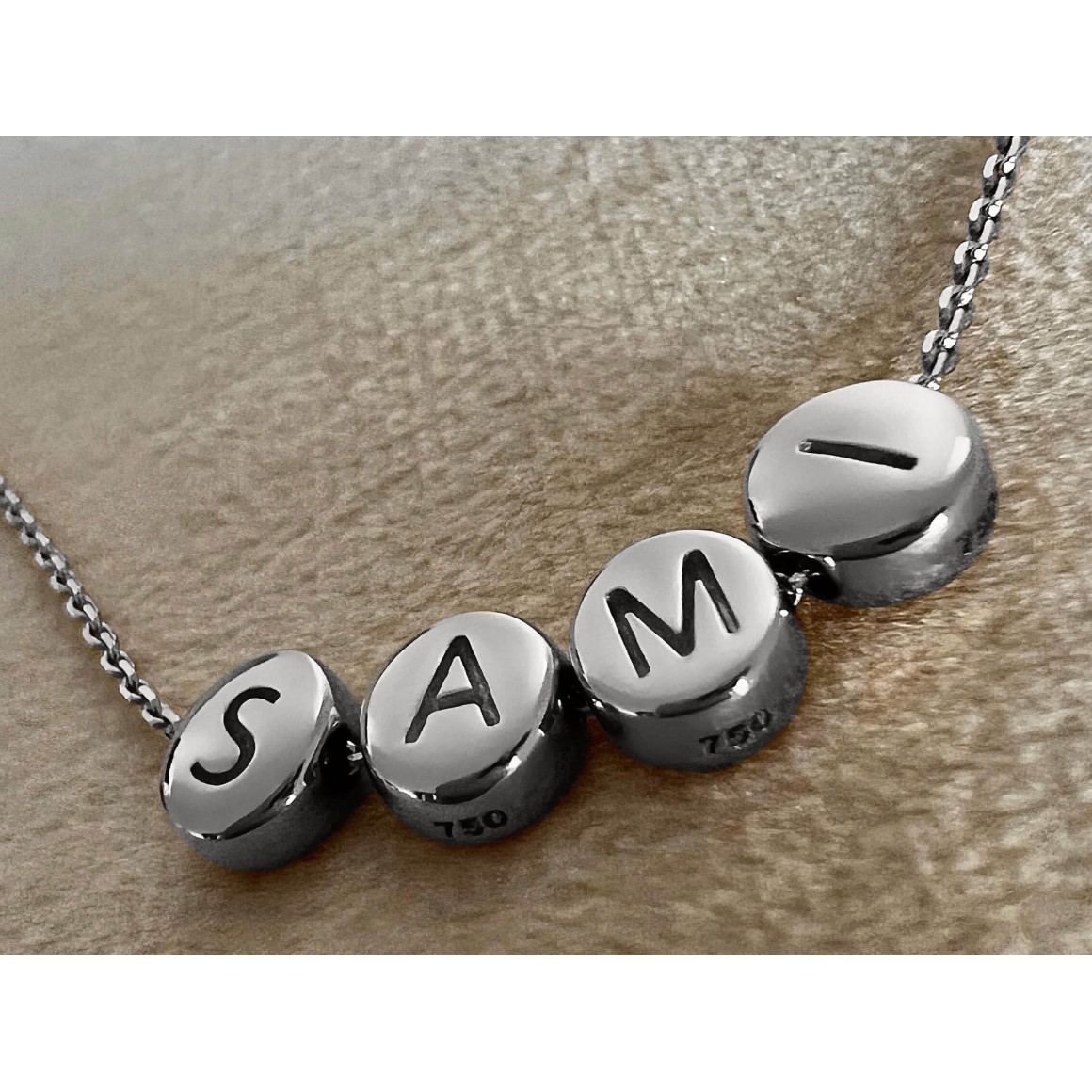 Teilansicht Letter Halskette mit diamontierter Ankerkette und vier Buchstaben von strawberry & cream