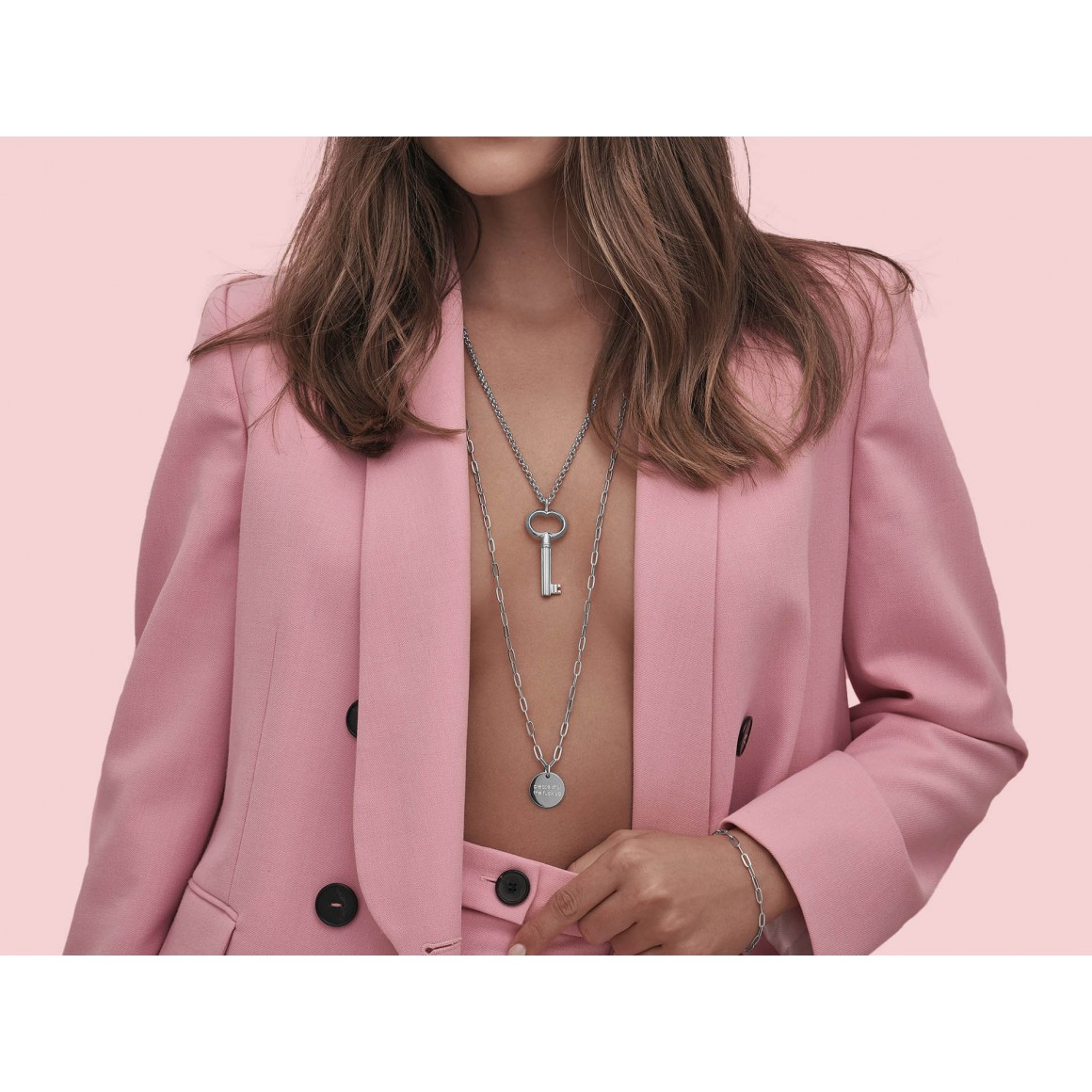Model mit langer Halskette Schlüssel und langer Halskette mit rundem Gravuranhänger Silber