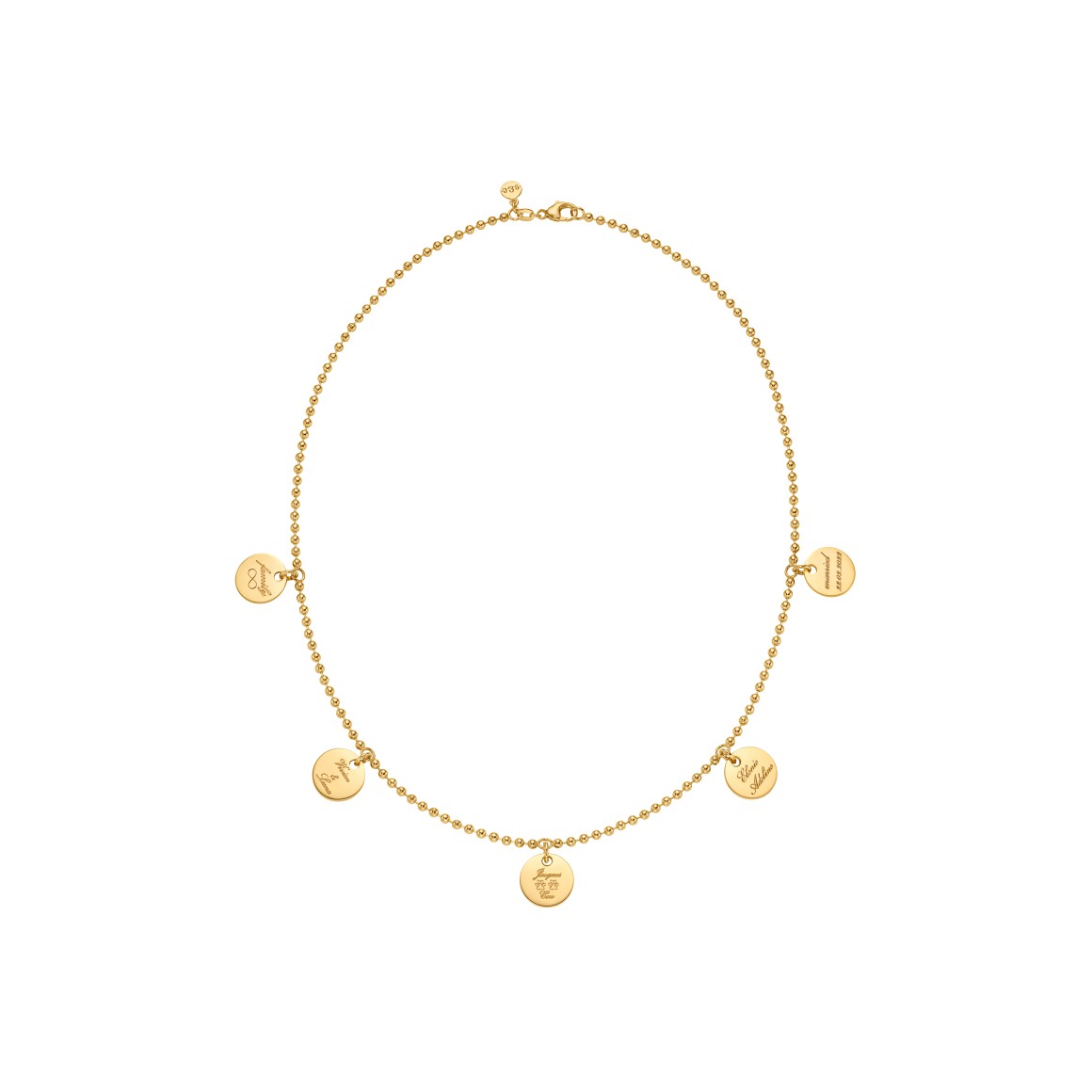 Original Familienkette von strawberry & cream liegend mit Kugelkette und fünf Anhaengern graviert mit Namen, Daten, Unendlichkeitssymbol und Hundepfotensymbol
