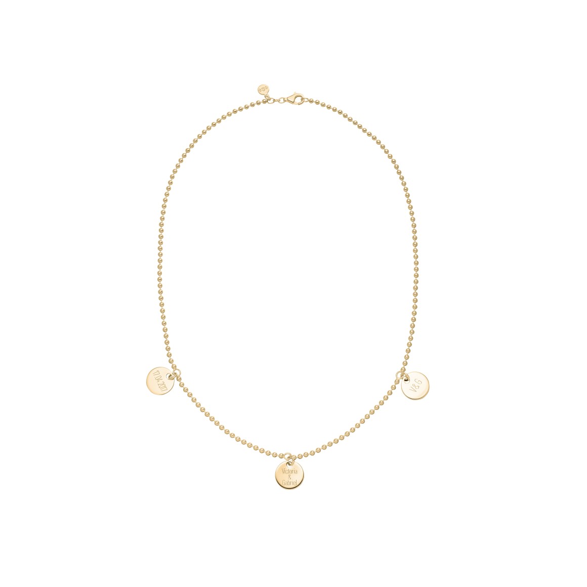 Original Familienkette von strawberry & cream liegend mit Kugelkette und drei Anhaengern graviert mit Namen, Datum und Initialen