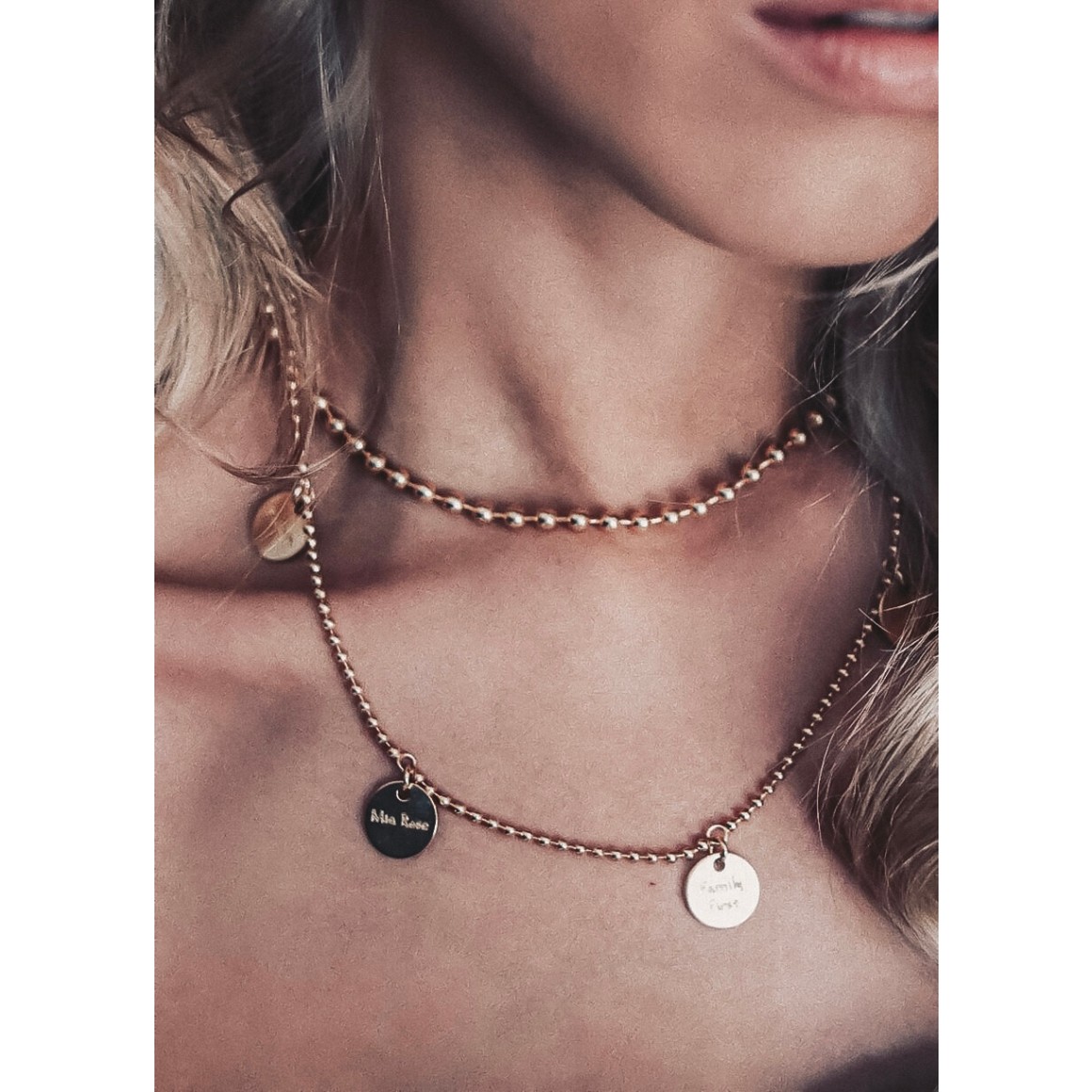 Sarah Harrison traegt Original Familienkette Classic in Gold und Kugelkette Bold von strawberry & cream