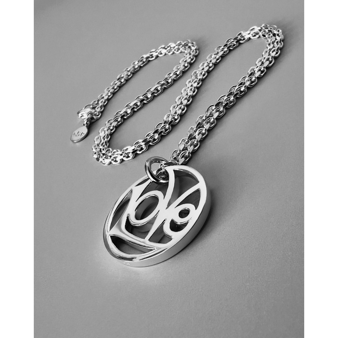 liegende Ansicht Halskette mit Love Anhänger und diamantierter Ankerkette von strawberry & cream