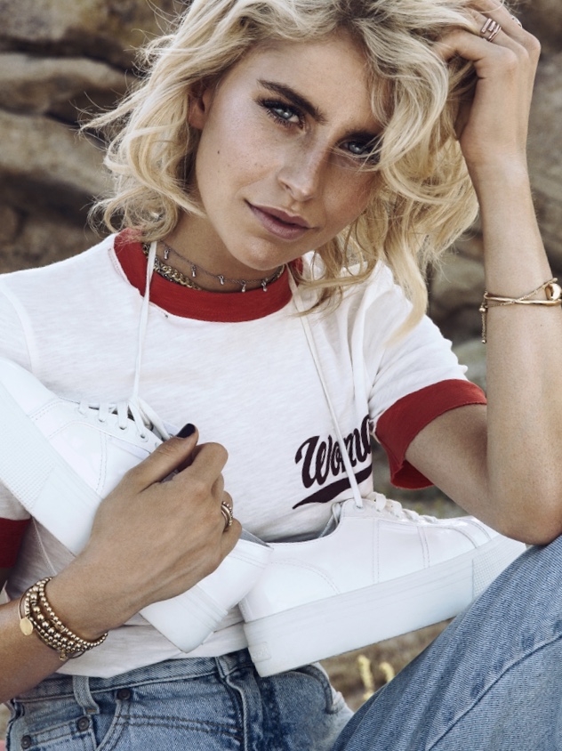 caro daur influencer golden bracelets